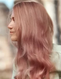 Kvinde med dusty pink-farvet hår farvet med Maria Nila Color Refresh
